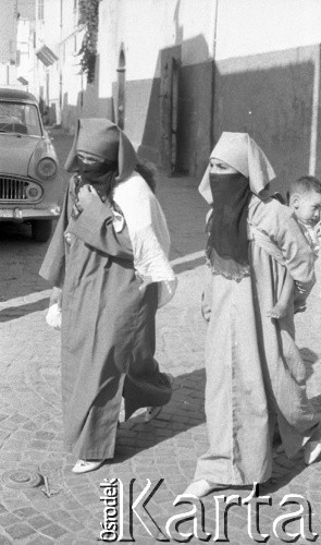 Lata 70., Casablanca, Maroko.
Kobiety w dżelabach. Zdjęcie wykonane w czasie rejsu MS Bieszczady, statku Polskiej Żeglugi Morskiej.
Fot. Maciej Jasiecki, zbiory Ośrodka KARTA