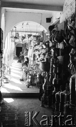 Lata 70., Casablanca, Maroko.
Sklepy. Zdjęcie wykonane w czasie rejsu MS Bieszczady, statku Polskiej Żeglugi Morskiej.
Fot. Maciej Jasiecki, zbiory Ośrodka KARTA