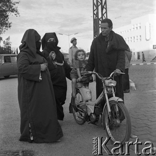 Lata 70., Casablanca, Maroko.
Marokańczycy. Zdjęcie wykonane w czasie rejsu MS Bieszczady, statku Polskiej Żeglugi Morskiej.
Fot. Maciej Jasiecki, zbiory Ośrodka KARTA