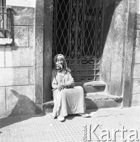 Lata 70., Casablanca, Maroko.
Kobieta w dżelabie. Zdjęcie wykonane w czasie rejsu MS Bieszczady, statku Polskiej Żeglugi Morskiej.
Fot. Maciej Jasiecki, zbiory Ośrodka KARTA