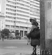 Lata 70., Casablanca, Maroko.
Handlarz. Zdjęcie wykonane w czasie rejsu MS Bieszczady, statku Polskiej Żeglugi Morskiej.
Fot. Maciej Jasiecki, zbiory Ośrodka KARTA