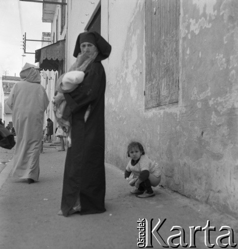 Lata 70., Casablanca, Maroko.
Kobieta w dżelabie. Zdjęcie wykonane w czasie rejsu MS Bieszczady, statku Polskiej Żeglugi Morskiej.
Fot. Maciej Jasiecki, zbiory Ośrodka KARTA