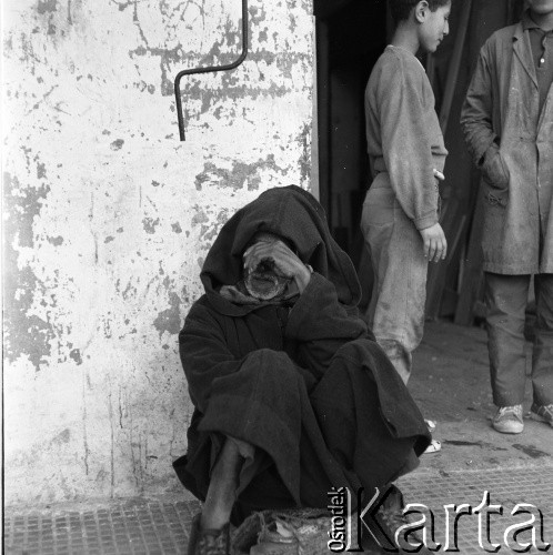 Lata 70., Casablanca, Maroko.
Marokańczyk. Zdjęcie wykonane w czasie rejsu MS Bieszczady, statku Polskiej Żeglugi Morskiej.
Fot. Maciej Jasiecki, zbiory Ośrodka KARTA