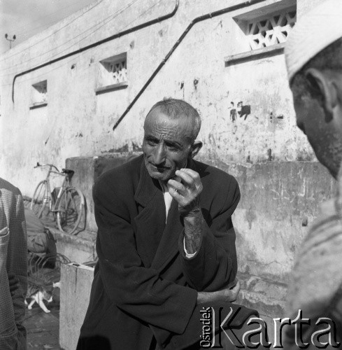 Lata 70., Casablanca, Maroko.
Marokańczyk. Zdjęcie wykonane w czasie rejsu MS Bieszczady, statku Polskiej Żeglugi Morskiej.
Fot. Maciej Jasiecki, zbiory Ośrodka KARTA