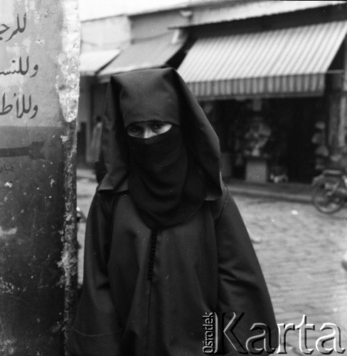 Lata 70., Casablanca, Maroko.
Kobieta w dżelabie. Zdjęcie wykonane w czasie rejsu MS Bieszczady, statku Polskiej Żeglugi Morskiej.
Fot. Maciej Jasiecki, zbiory Ośrodka KARTA