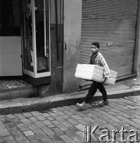 Lata 70., Casablanca, Maroko.
Chłopiec. Zdjęcie wykonane w czasie rejsu MS Bieszczady, statku Polskiej Żeglugi Morskiej.
Fot. Maciej Jasiecki, zbiory Ośrodka KARTA
