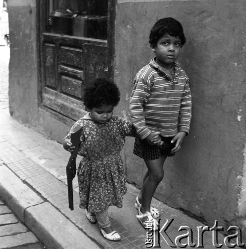 Lata 70., Casablanca, Maroko.
Dzieci. Zdjęcie wykonane w czasie rejsu MS Bieszczady, statku Polskiej Żeglugi Morskiej.
Fot. Maciej Jasiecki, zbiory Ośrodka KARTA
