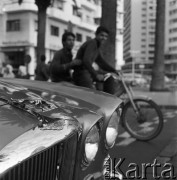 Lata 70., Casablanca, Maroko.
Ruch uliczny. Zdjęcie wykonane w czasie rejsu MS Bieszczady, statku Polskiej Żeglugi Morskiej.
Fot. Maciej Jasiecki, zbiory Ośrodka KARTA