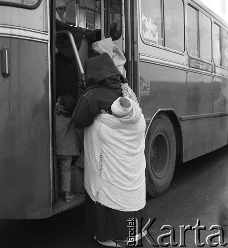 Lata 70., Casablanca, Maroko.
Kobiety wchodzą do autobusu. Zdjęcie wykonane w czasie rejsu MS Bieszczady, statku Polskiej Żeglugi Morskiej.
Fot. Maciej Jasiecki, zbiory Ośrodka KARTA