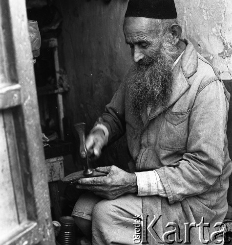 Lata 70., Casablanca, Maroko.
Marokańczyk. Zdjęcie wykonane w czasie rejsu MS Bieszczady, statku Polskiej Żeglugi Morskiej.
Fot. Maciej Jasiecki, zbiory Ośrodka KARTA