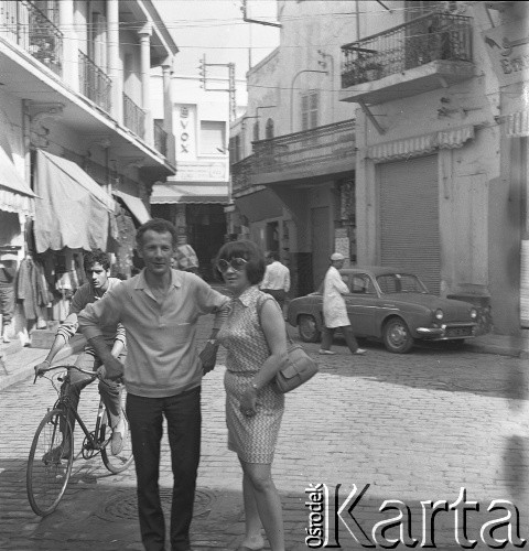 Lata 70., Casablanca, Maroko.
Kapitan Danuta Kobylińska-Walas i fotograf Maciej Jasiecki. Zdjęcie wykonane w czasie rejsu MS Bieszczady, statku Polskiej Żeglugi Morskiej.
Fot. Maciej Jasiecki, zbiory Ośrodka KARTA