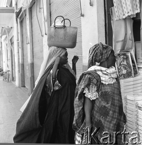 Lata 70., Casablanca, Maroko.
Kobiety. Zdjęcie wykonane w czasie rejsu MS Bieszczady, statku Polskiej Żeglugi Morskiej.
Fot. Maciej Jasiecki, zbiory Ośrodka KARTA