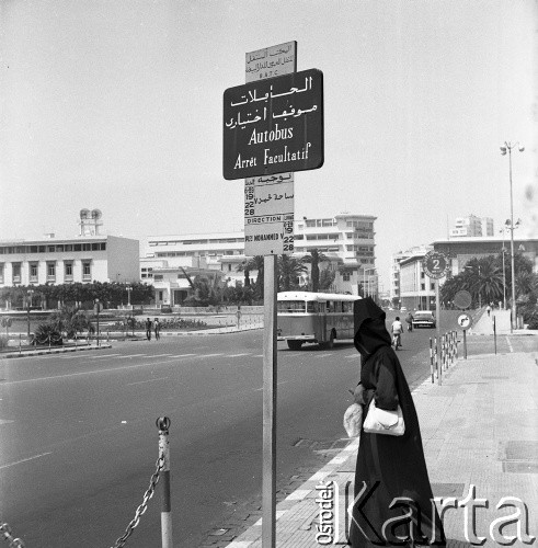 Lata 70., Casablanca, Maroko.
Plac Mahometa V. Zdjęcie wykonane w czasie rejsu MS Bieszczady, statku Polskiej Żeglugi Morskiej.
Fot. Maciej Jasiecki, zbiory Ośrodka KARTA