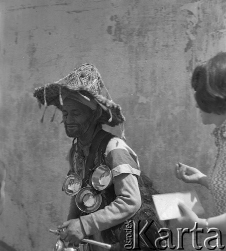 Lata 70., Casablanca, Maroko.
Handlarz. Zdjęcie wykonane w czasie rejsu MS Bieszczady, statku Polskiej Żeglugi Morskiej.
Fot. Maciej Jasiecki, zbiory Ośrodka KARTA