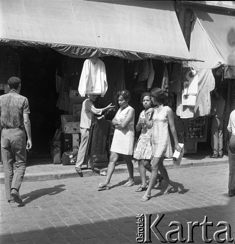 Lata 70., Casablanca, Maroko.
Ulica. Zdjęcie wykonane w czasie rejsu MS Bieszczady, statku Polskiej Żeglugi Morskiej.
Fot. Maciej Jasiecki, zbiory Ośrodka KARTA