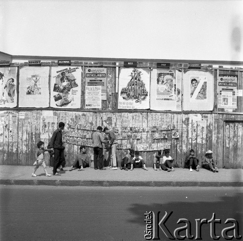 Lata 70., Casablanca, Maroko.
Ulica, drewniany płot z plakatami. Zdjęcie wykonane w czasie rejsu MS Bieszczady, statku Polskiej Żeglugi Morskiej.
Fot. Maciej Jasiecki, zbiory Ośrodka KARTA