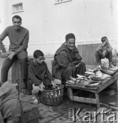 Lata 70., Casablanca, Maroko.
Handel na ulicy. Zdjęcie wykonane w czasie rejsu MS Bieszczady, statku Polskiej Żeglugi Morskiej.
Fot. Maciej Jasiecki, zbiory Ośrodka KARTA