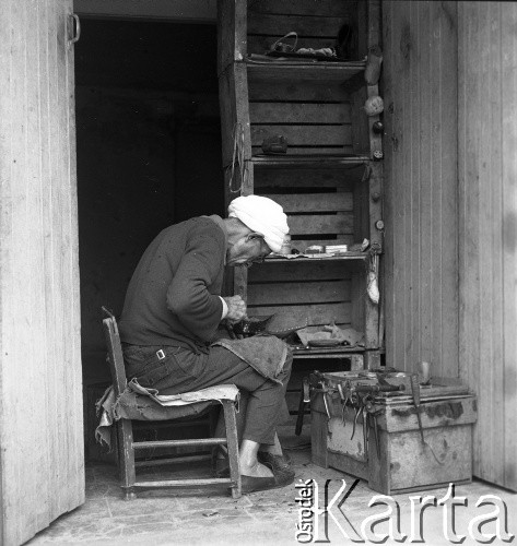 Lata 70., Casablanca, Maroko.
Rzemieślnik. Zdjęcie wykonane w czasie rejsu MS Bieszczady, statku Polskiej Żeglugi Morskiej.
Fot. Maciej Jasiecki, zbiory Ośrodka KARTA