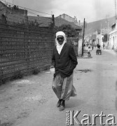 Lata 70., Casablanca, Maroko.
Muzułmanin. Zdjęcie wykonane w czasie rejsu MS Bieszczady, statku Polskiej Żeglugi Morskiej.
Fot. Maciej Jasiecki, zbiory Ośrodka KARTA