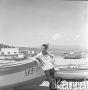 Lata 70., Włochy.
Maciej Jasiecki na plaży. Zdjęcie wykonane w czasie rejsu MS Bieszczady, statku Polskiej Żeglugi Morskiej.
Fot. NN, zbiory Ośrodka KARTA