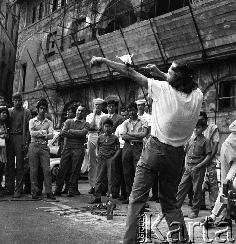 Lata 70., Genua, Włochy.
Pokaz połykacza ognia przy Piazza della Commenda przy Via Antonio Gramsci. Zdjęcie wykonane w czasie rejsu MS Bieszczady, statku Polskiej Żeglugi Morskiej.
Fot. Maciej Jasiecki, zbiory Ośrodka KARTA