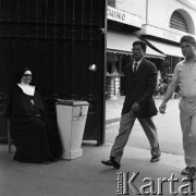 Lata 70., Włochy.
Zakonnica kwestuje. Zdjęcie wykonane w czasie rejsu MS Bieszczady, statku Polskiej Żeglugi Morskiej.
Fot. Maciej Jasiecki, zbiory Ośrodka KARTA