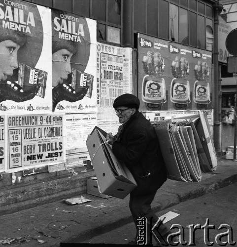 Lata 70., Genua, Włochy.
Mężczyzna z kartonami. Zdjęcie wykonane w czasie rejsu MS Bieszczady, statku Polskiej Żeglugi Morskiej.
Fot. Maciej Jasiecki, zbiory Ośrodka KARTA
