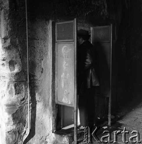 Lata 70., Genua, Włochy.
Szalet miejski. Zdjęcie wykonane w czasie rejsu MS Bieszczady, statku Polskiej Żeglugi Morskiej.
Fot. Maciej Jasiecki, zbiory Ośrodka KARTA