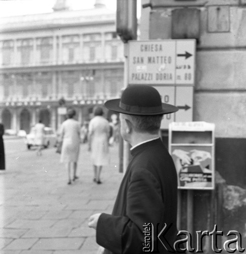 Lata 70., Genua, Włochy.
Ksiądz. Zdjęcie wykonane w czasie rejsu MS Bieszczady, statku Polskiej Żeglugi Morskiej.
Fot. Maciej Jasiecki, zbiory Ośrodka KARTA