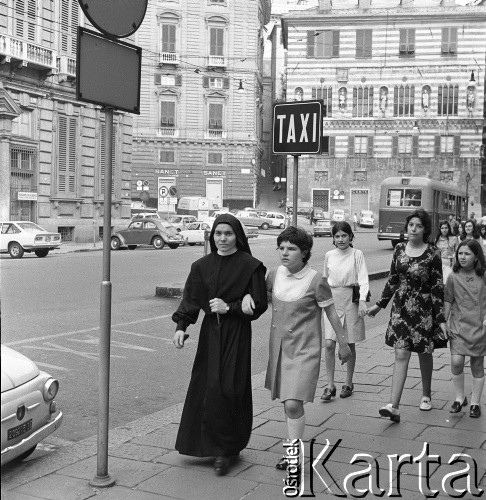 Lata 70., Genua, Włochy.
Piazza delle Fontane Marose, w głębi widać Palazzo Giacomo Spinola. Zdjęcie wykonane w czasie rejsu MS Bieszczady, statku Polskiej Żeglugi Morskiej.
Fot. Maciej Jasiecki, zbiory Ośrodka KARTA