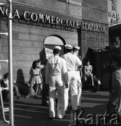 Lata 70., Genua, Włochy.
Marynarze. Zdjęcie wykonane w czasie rejsu MS Bieszczady, statku Polskiej Żeglugi Morskiej.
Fot. Maciej Jasiecki, zbiory Ośrodka KARTA