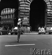 Lata 70., Genua, Włochy.
Policjant kieruje ruchem ulicznym na Via Dante. Zdjęcie wykonane w czasie rejsu MS Bieszczady, statku Polskiej Żeglugi Morskiej.
Fot. Maciej Jasiecki, zbiory Ośrodka KARTA