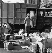 Lata 70., Genua, Włochy.
Służby oczyszczania miasta na Via Antonio Gramsci. Zdjęcie wykonane w czasie rejsu MS Bieszczady, statku Polskiej Żeglugi Morskiej.
Fot. Maciej Jasiecki, zbiory Ośrodka KARTA
