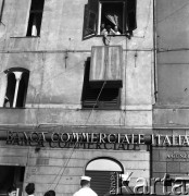 Lata 70., Genua, Włochy.
Przenoszenie szafy. Zdjęcie wykonane w czasie rejsu MS Bieszczady, statku Polskiej Żeglugi Morskiej.
Fot. Maciej Jasiecki, zbiory Ośrodka KARTA