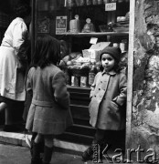 Lata 70., Genua, Włochy.
Dzieci przy sklepie. Zdjęcie wykonane w czasie rejsu MS Bieszczady, statku Polskiej Żeglugi Morskiej.
Fot. Maciej Jasiecki, zbiory Ośrodka KARTA