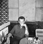 Lata 70., Genua, Włochy.
Maciej Jasiecki w kawiarni. Zdjęcie wykonane w czasie rejsu MS Bieszczady, statku Polskiej Żeglugi Morskiej.
Fot. NN, zbiory Ośrodka KARTA