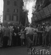 Lata 70., Genua, Włochy.
Pokaz połykacza ognia przy Piazza della Commenda przy Via Antonio Gramsci. Zdjęcie wykonane w czasie rejsu MS Bieszczady, statku Polskiej Żeglugi Morskiej.
Fot. Maciej Jasiecki, zbiory Ośrodka KARTA