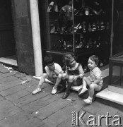 Lata 70., Genua, Włochy.
Dzieci przy sklepie. Zdjęcie wykonane w czasie rejsu MS Bieszczady, statku Polskiej Żeglugi Morskiej.
Fot. Maciej Jasiecki, zbiory Ośrodka KARTA