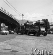 Lata 70., Genua, Włochy.
Laweta z samochodami. Zdjęcie wykonane w czasie rejsu MS Bieszczady, statku Polskiej Żeglugi Morskiej.
Fot. Maciej Jasiecki, zbiory Ośrodka KARTA