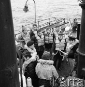 Lata 70., brak miejsca.
Załoga w kapokach. Zdjęcie wykonane na pokładzie ms Brygada Makowskiego.
Fot. Maciej Jasiecki, zbiory Ośrodka KARTA
