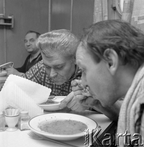 Lata 70., brak miejsca.
Okrętowa stołówka. Zdjęcie wykonane na pokładzie ms Brygada Makowskiego.
Fot. Maciej Jasiecki, zbiory Ośrodka KARTA