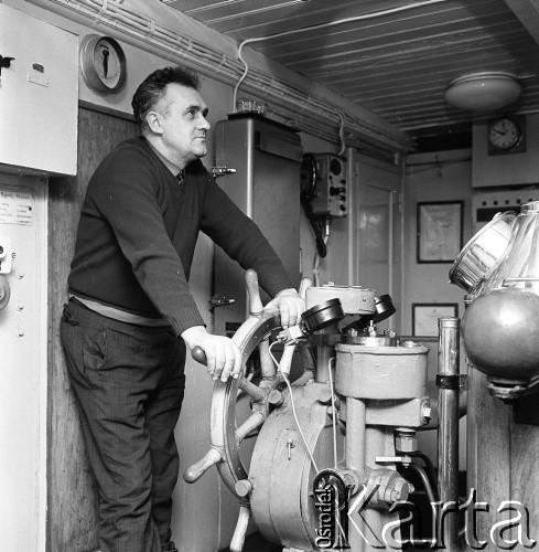 Lata 70., brak miejsca.
Marynarz za sterem. Zdjęcie wykonane na pokładzie ms Brygada Makowskiego.
Fot. Maciej Jasiecki, zbiory Ośrodka KARTA