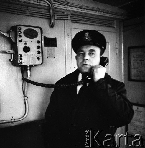 Lata 70., brak miejsca.
Na pokładzie ms Brygada Makowskiego.
Fot. Maciej Jasiecki, zbiory Ośrodka KARTA