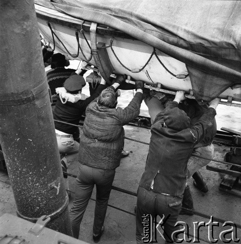 Lata 70., brak miejsca.
Na pokładzie ms Brygada Makowskiego.
Fot. Maciej Jasiecki, zbiory Ośrodka KARTA