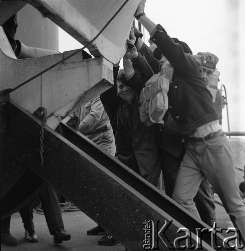 Lata 70., brak miejsca.
Na pokładzie ms Brygada Makowskiego.
Fot. Maciej Jasiecki, zbiory Ośrodka KARTA