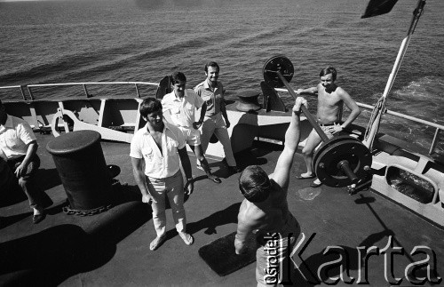Lata 70., brak miejsca.
Załoga statku.
Fot. Maciej Jasiecki, zbiory Ośrodka KARTA