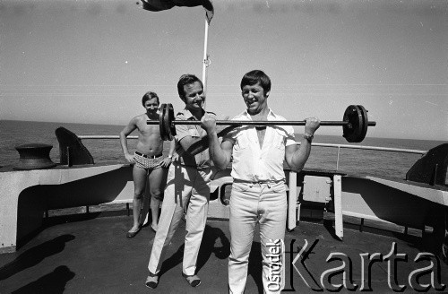 Lata 70., brak miejsca.
Załoga statku.
Fot. Maciej Jasiecki, zbiory Ośrodka KARTA