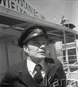 Lata 70., brak miejsca.
Oficer marynarki Czesław Walas na pokładzie MS Powstaniec Wielkopolski.
Fot. Maciej Jasiecki, zbiory Ośrodka KARTA