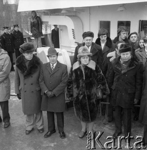 Lata 70., brak miejsca.
Uroczystość podnoszenia bandery na statku.
Fot. Maciej Jasiecki, zbiory Ośrodka KARTA