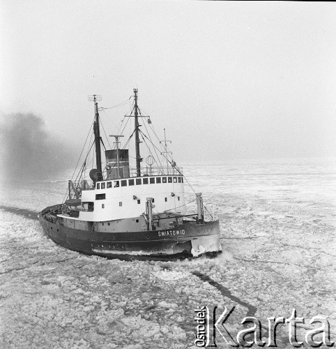 Lata 70., brak miejsca.
Statek Światowid na krze.
Fot. Maciej Jasiecki, zbiory Ośrodka KARTA